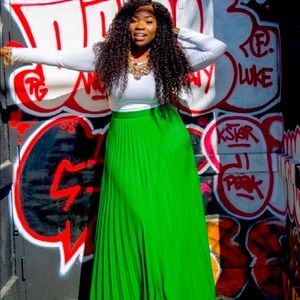 Green pleated skirt - Medium